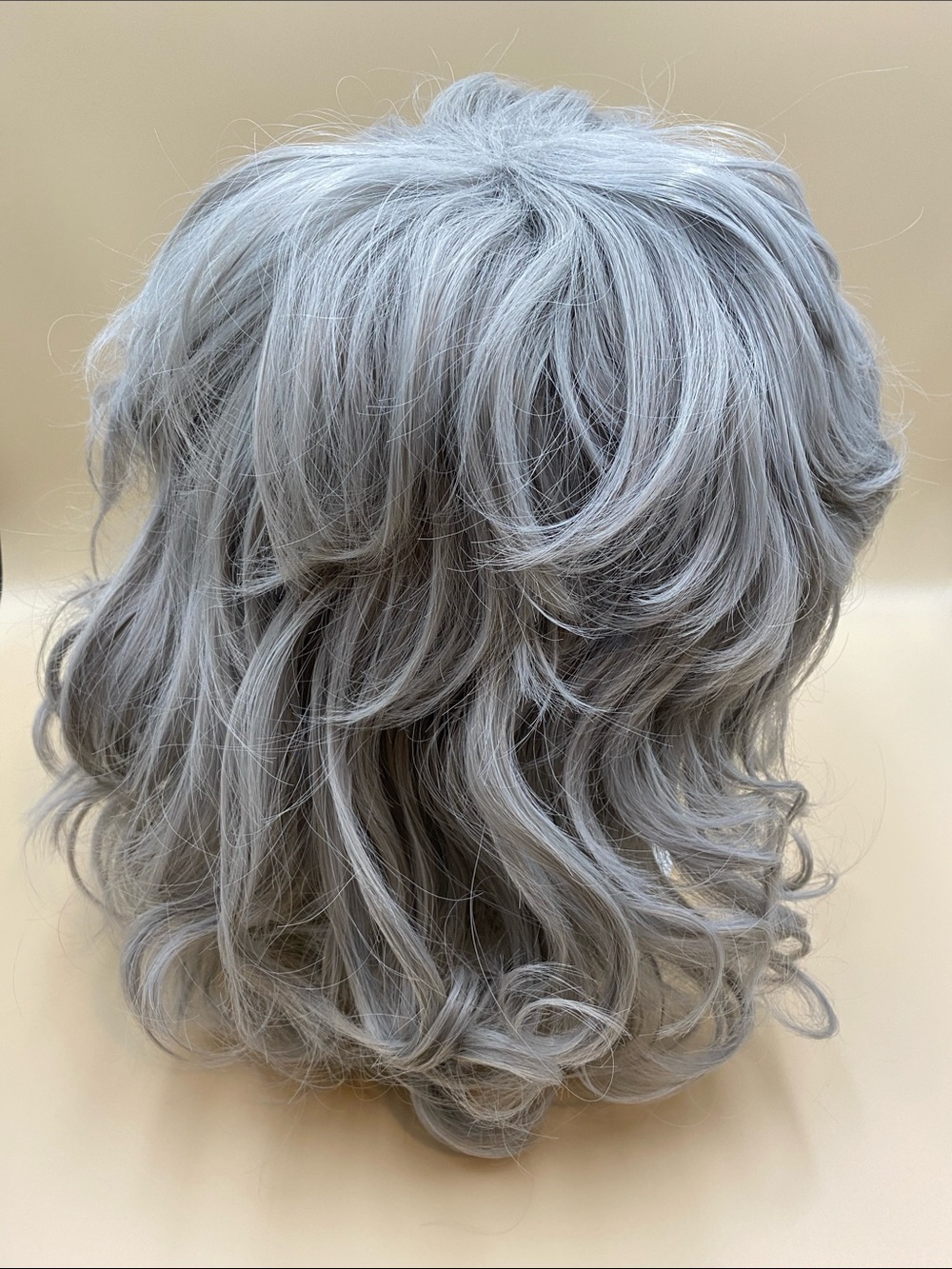 Synthetic Short Layered Women's Wig in Silver Gray